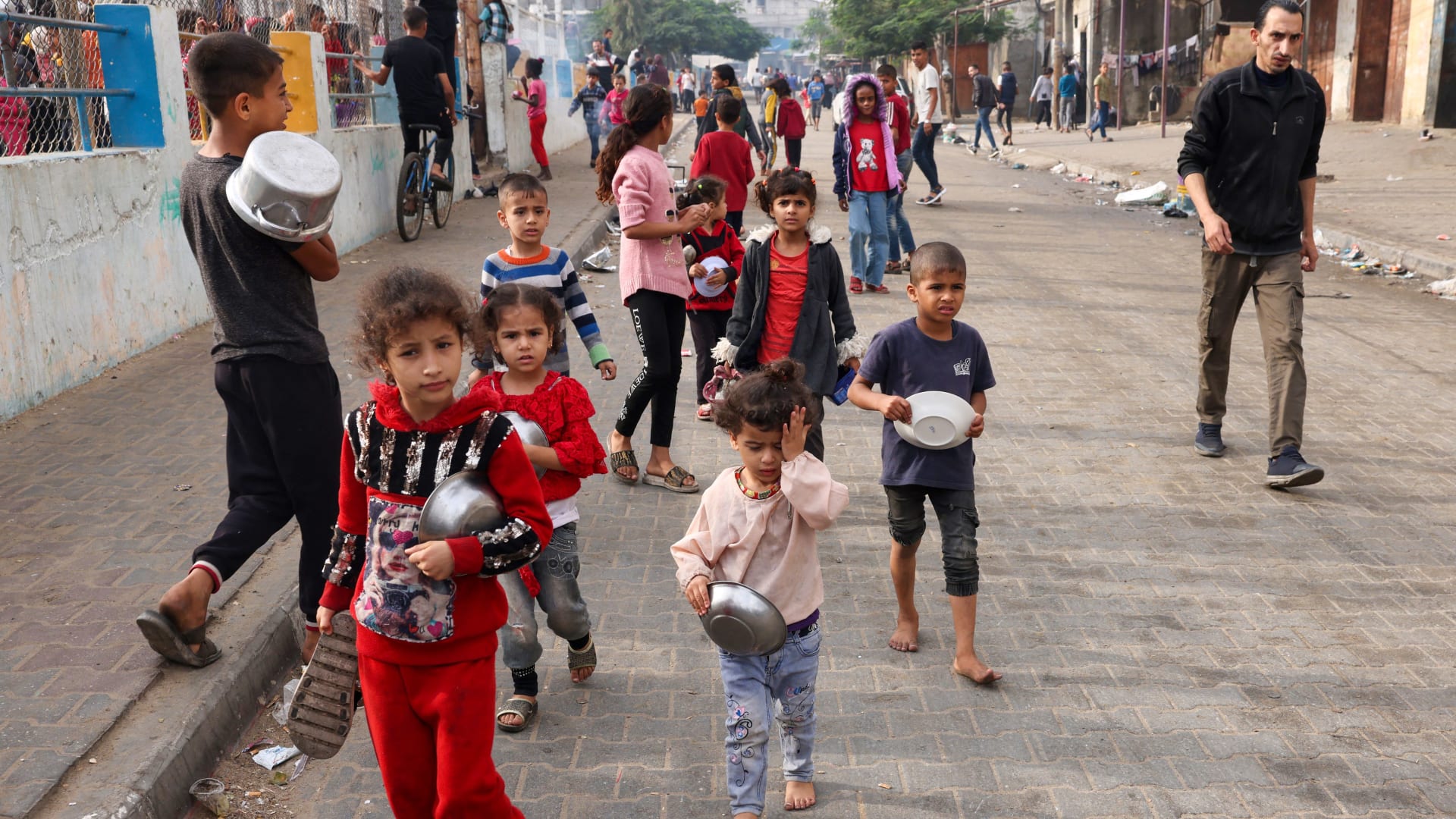 "نحن نُقتل هنا.. أطفالي يصرخون من الخوف".. رسائل نقلها مسؤول "أطباء بلا حدود" من مستشفى الشفاء بغزة