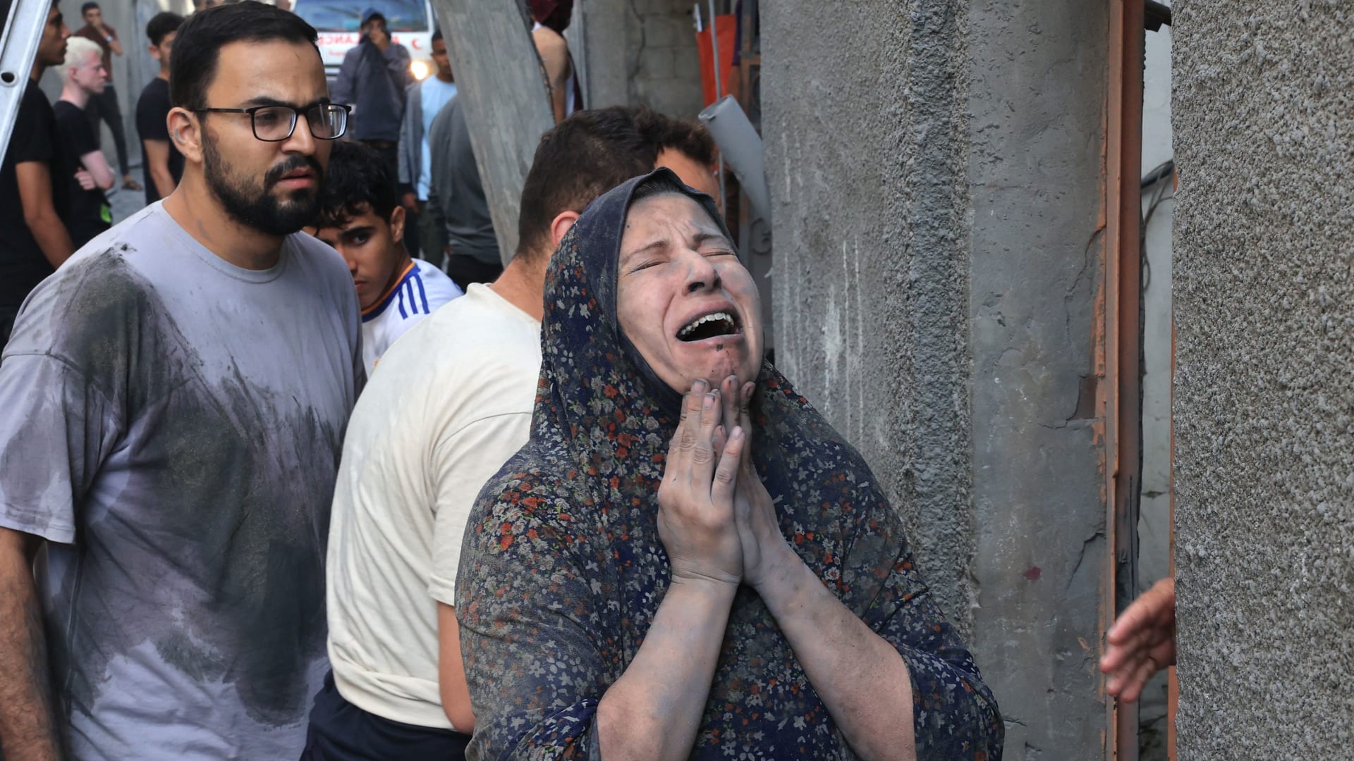 لقطات مروعة.. شاهد رد فعل فلسطينيين في غزة بعد غارات إسرائيلية مدمرة