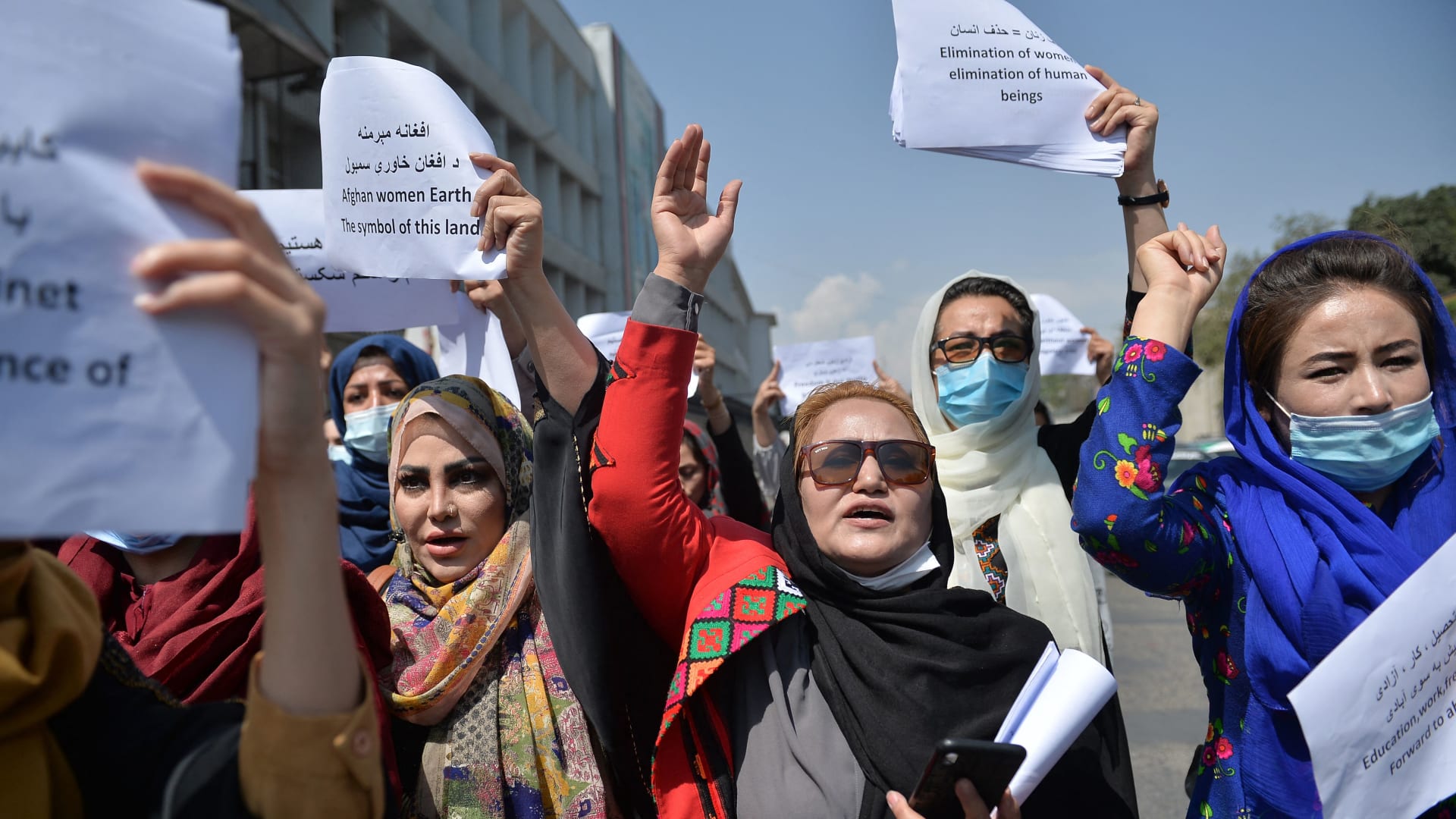 أفغانيات في مسيرة احتجاجية من أجل حقوقهن تحت حكم طالبان في منطقة وسط كابول - 3 سبتمبر 2021
