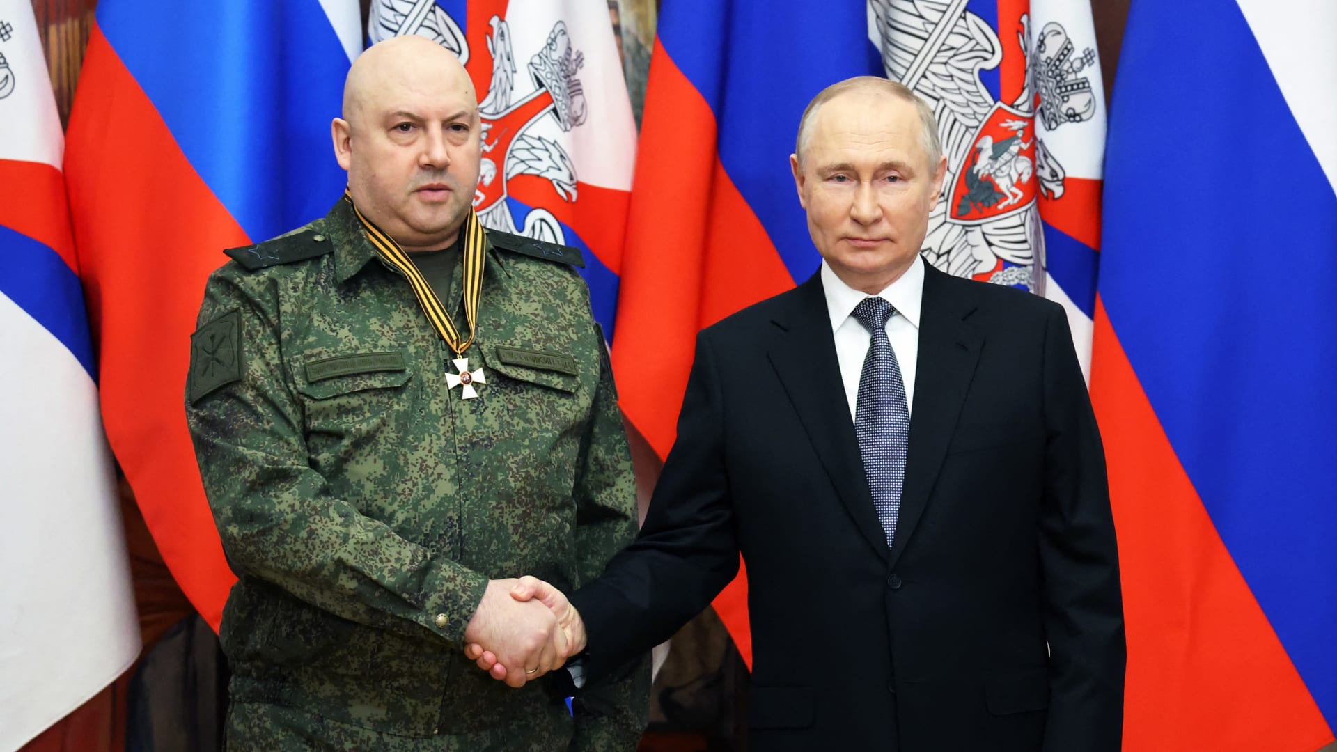 يتمتع بتاريخ من الوحشية.. نظرة على سيرغي سوروفيكين قائد الحرب الجديد لبوتين في أوكرانيا