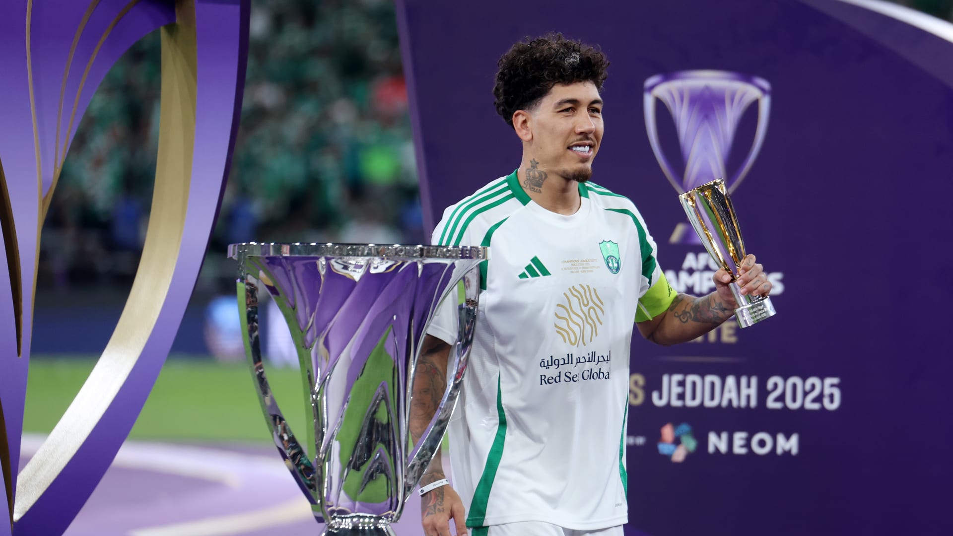 من اللاعبين الفائزين بالجوائز الفردية في دوري أبطال آسيا للنخبة؟