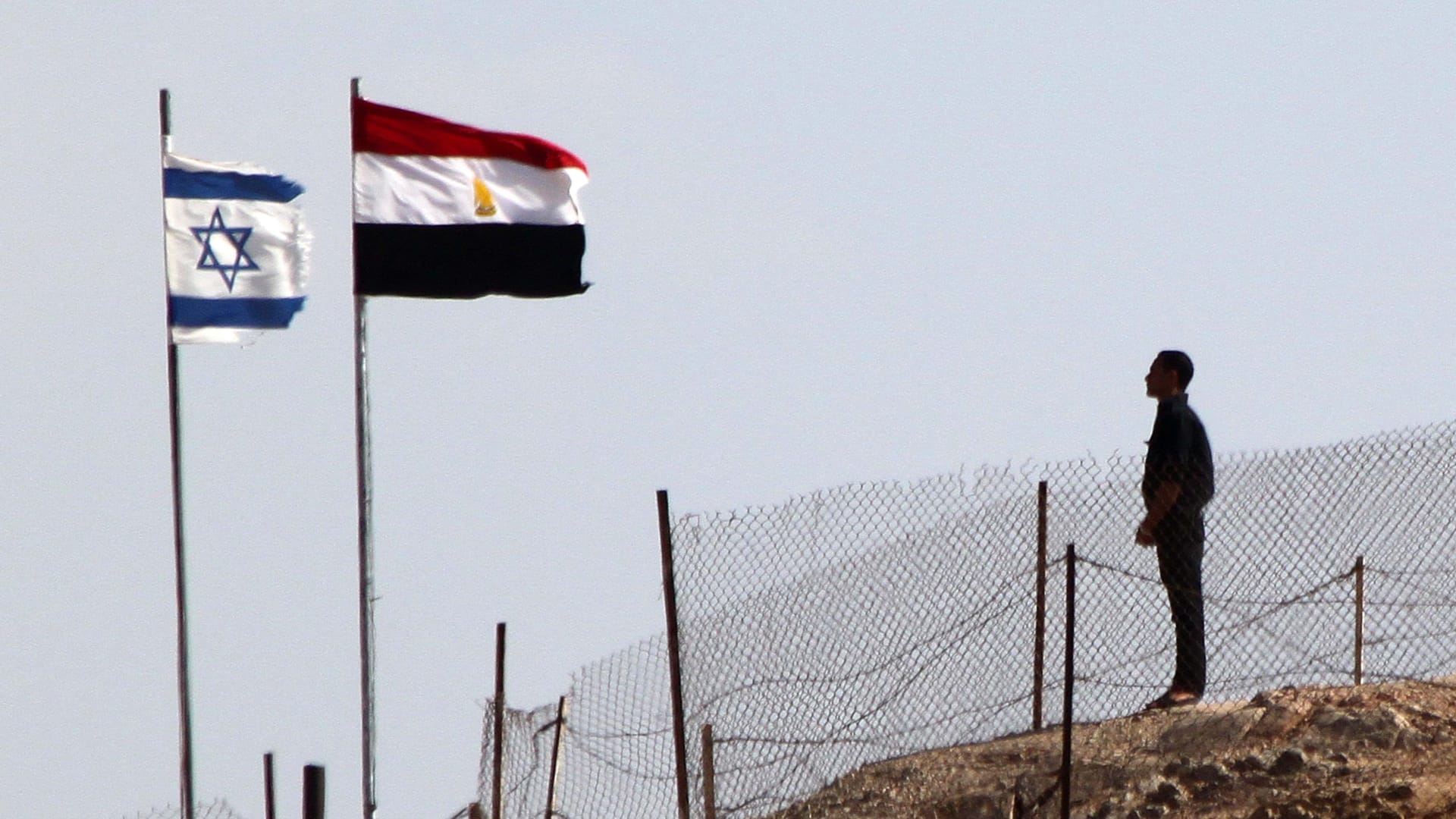 الجيش الإسرائيلي يعلن اعتقال مصري اجتاز السياج الحدودي ويكشف التفاصيل