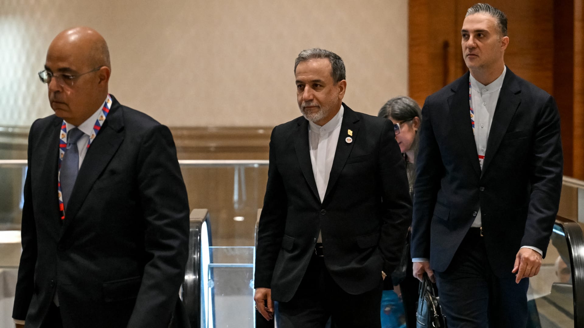 إيران.. الوسيط الباكستاني يلتقي عباس عراقجي.. ماذا نعلم؟