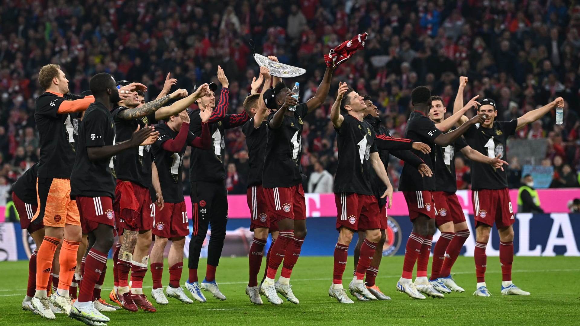 بايرن ميونخ يحرز لقب الدوري الألماني للمرة العاشرة على التوالي بعد فوزه على بروسيا دورتموند