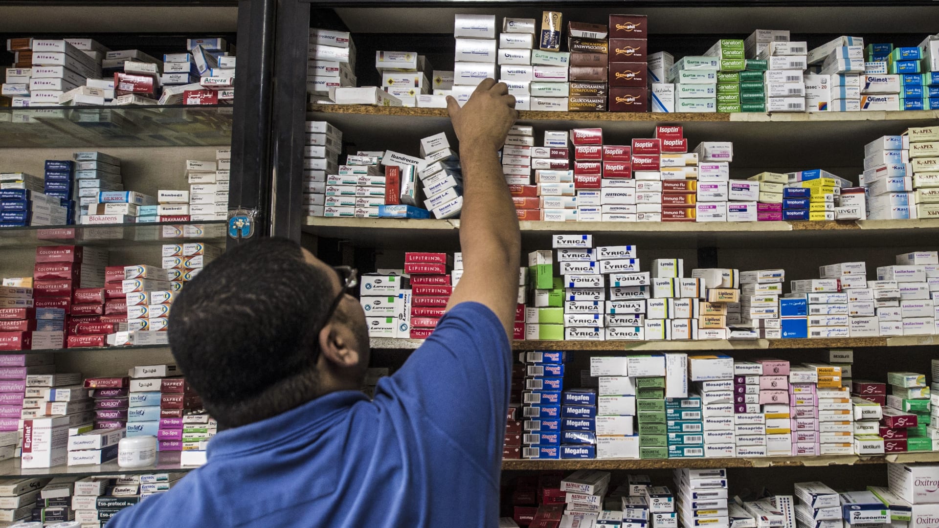 مصر.. نقص في المعروض من الأدوية والمستلزمات الطبية.. وتجار يوضحون الأسباب