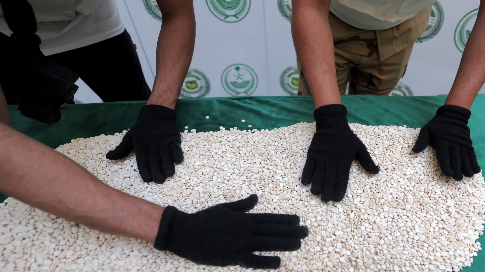 "بحوادث متفرقة".. الأمن السعودي يعتقل مواطنَين و5 مقيمين من مصر وإثيوبيا.. ويكشف السبب