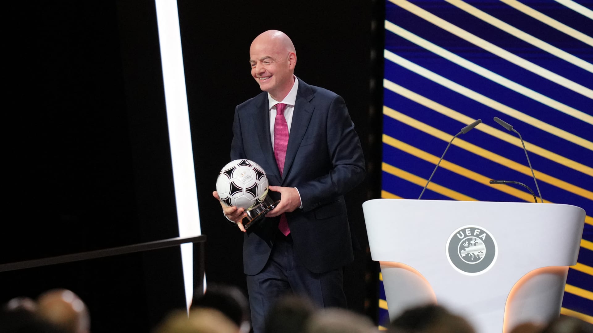 رئيس "فيفا" يؤكد مشاركة منتخب إيران في كأس العالم 2026