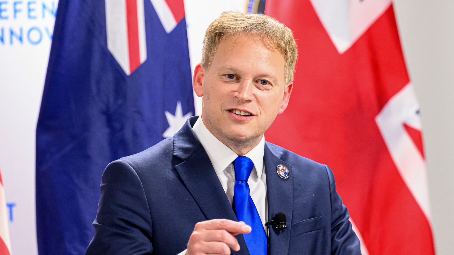 بريطانيا تعلق على إغراق أمريكا زوارق حوثية هاجمت سفينة في البحر الأحمر