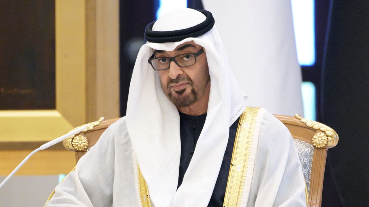 محمد بن زايد يدعو "كل من يعتبر الإمارات وطنًا" إلى الالتزام بالقوانين