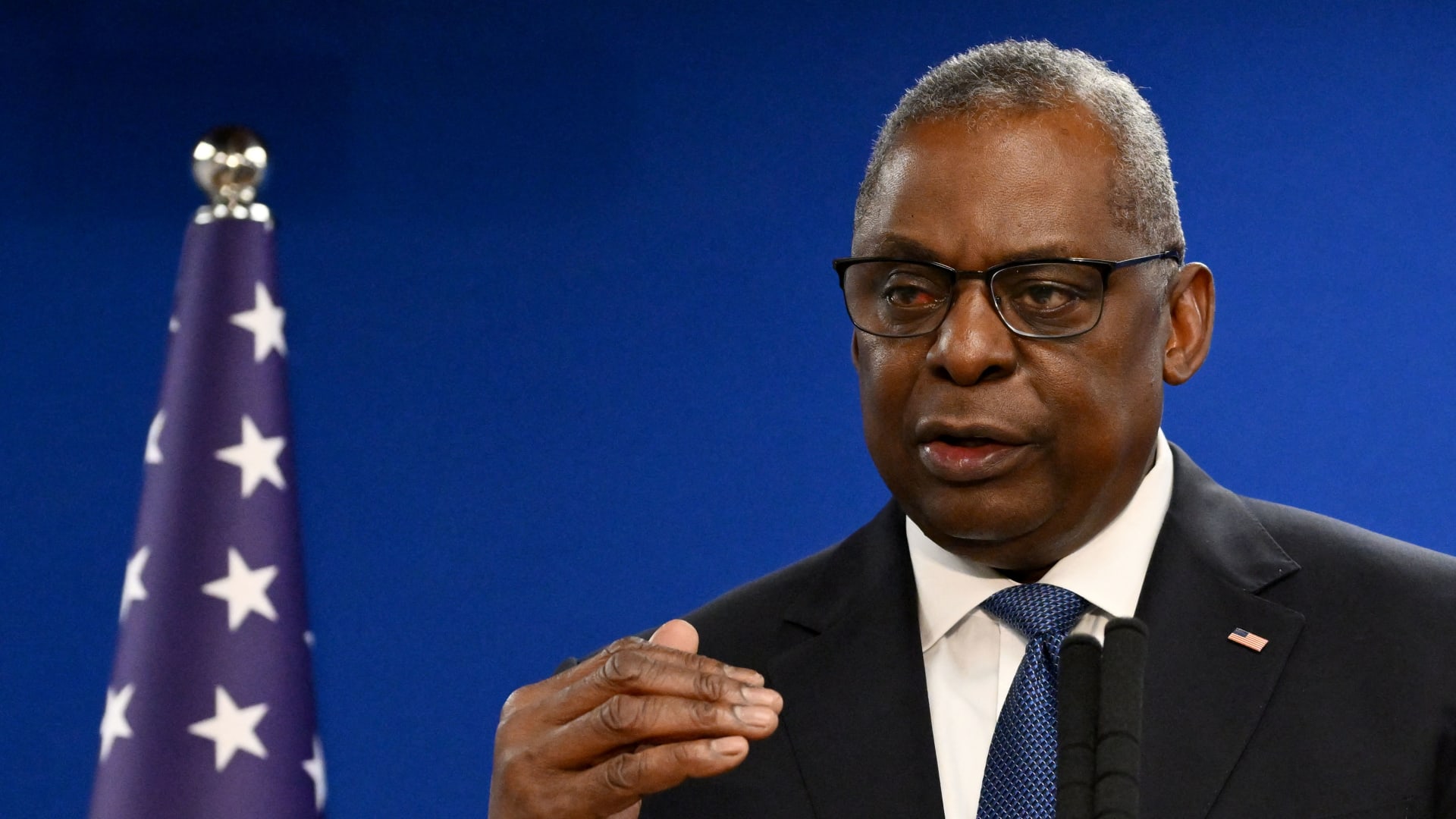 باجتماع مع 32 دولة.. وزير الدفاع الأمريكي يُعلق على هجمات الحوثيين على السفن 3 باجتماع مع 32 دولة.. وزير الدفاع الأمريكي يُعلق على هجمات الحوثيين على السفن