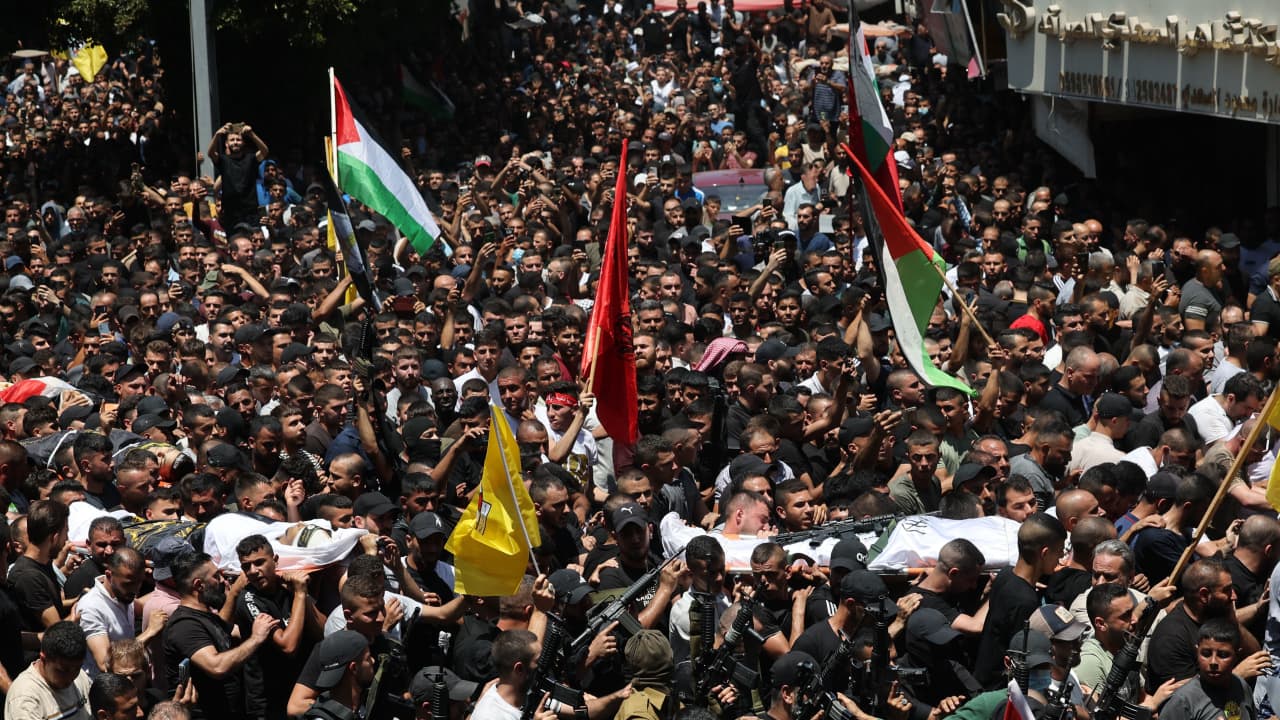 بهتاف "برة برة".. حشود تطرد كبار مسؤولي السلطة الفلسطينية خلال تشييع جثامين قتلى جنين