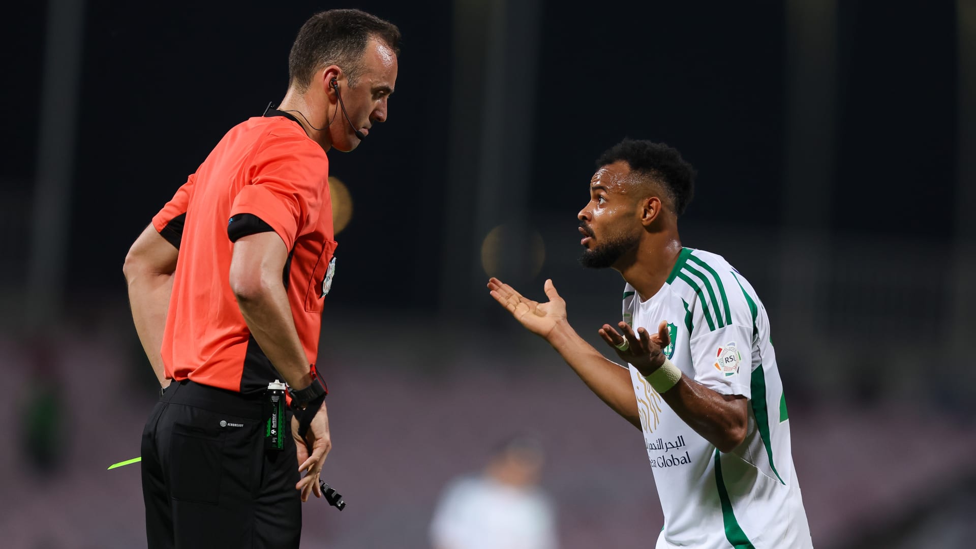 إيقاف وغرامة.. إعلان عقوبة لاعب أهلي جدة بعد طرده بسبب صفعه لجواو فيليكس