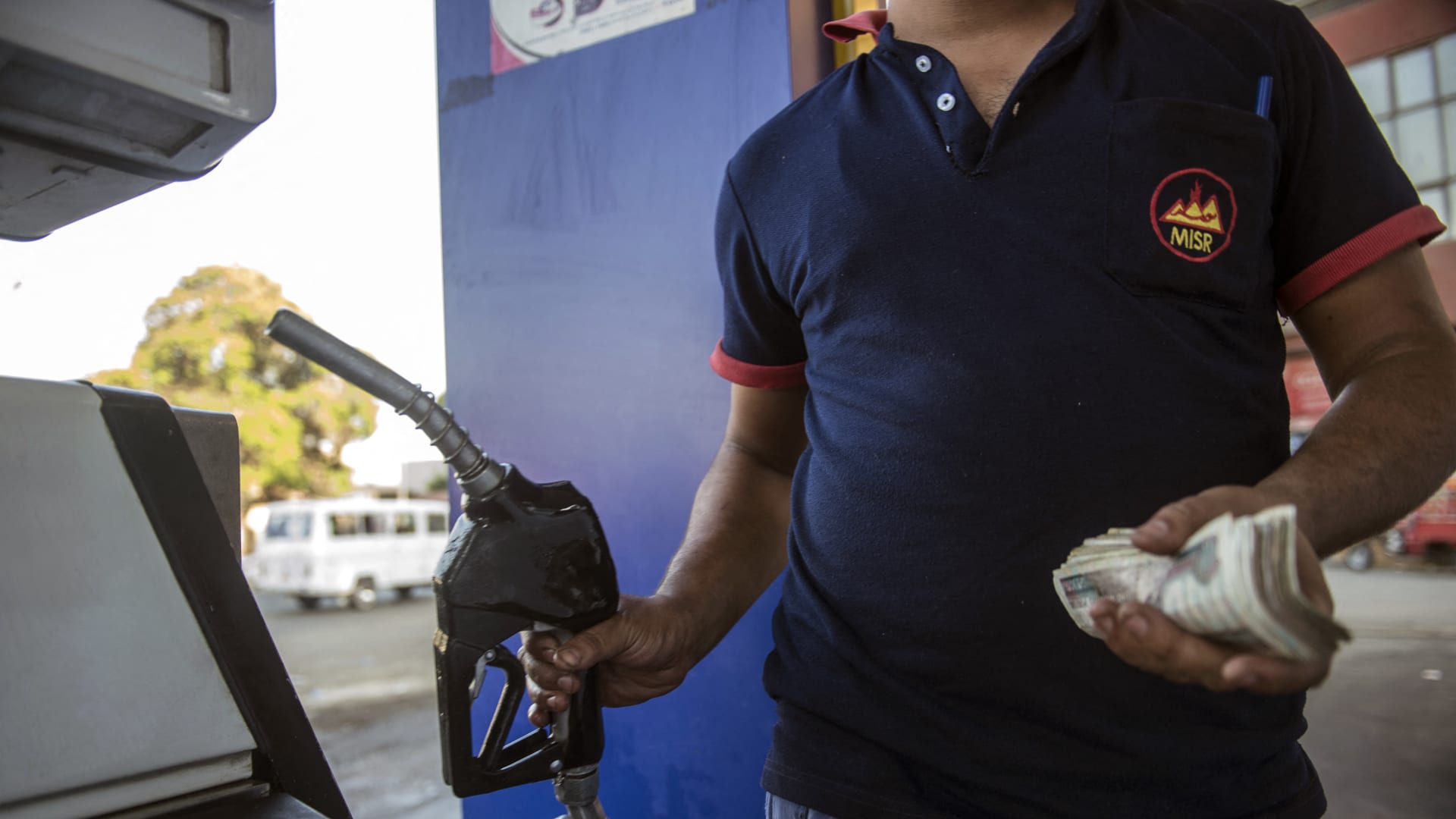 مصر.. أزمة رفع أسعار الوقود تصل إلى البرلمان وسط تحذيرات من موجة غلاء جديدة