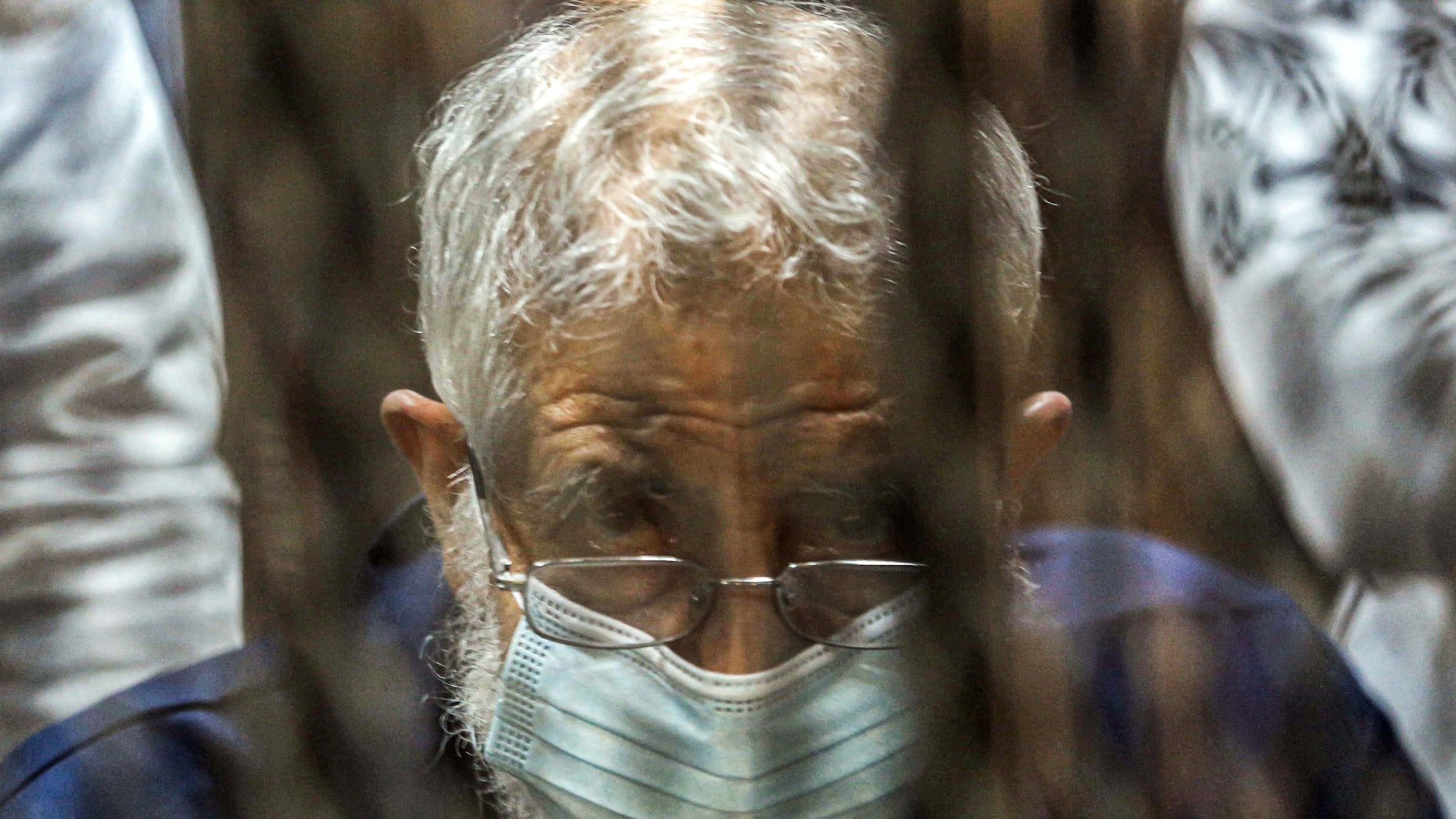 محكمة مصرية تعاقب القائم بأعمال مرشد الإخوان بالسجن المؤبد
