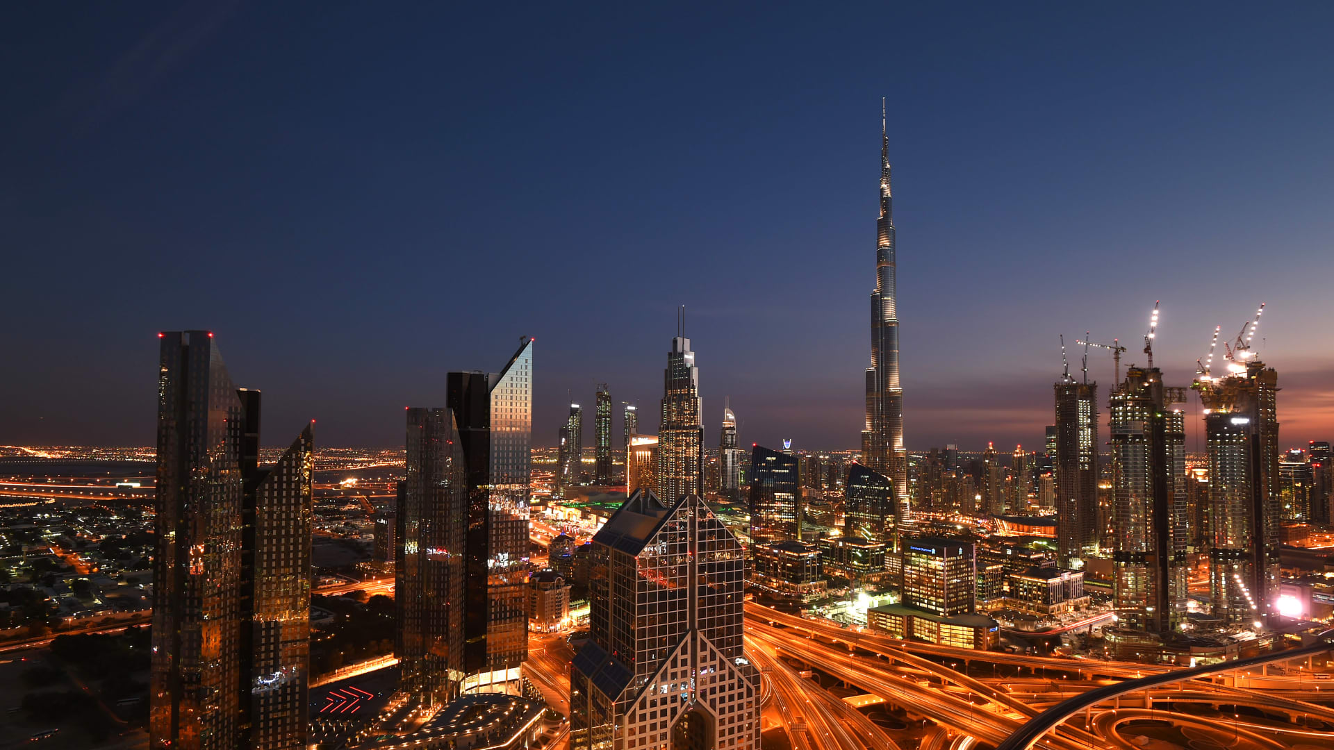 محمد بن راشد يعلن توفير 2000 أرض سكنية و900 فيلا في دبي