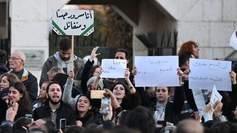"سوريا مدنية".. أصواتٌ علت في ساحة الأمويين بدمشق في مشهدٍ طال انتظاره