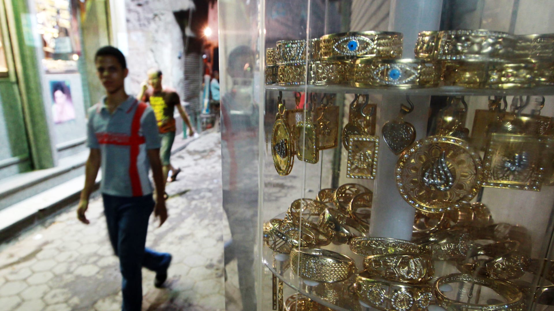 صورة أرشيفية لمحل يبيع الذهب في القاهرة 
