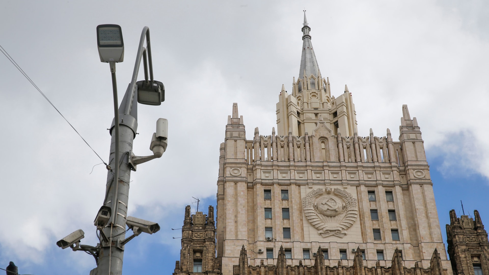 مذيع يسأل لافروف: هل تعتبر روسيا نفسها في حالة حرب مع الناتو؟.. هكذا رد