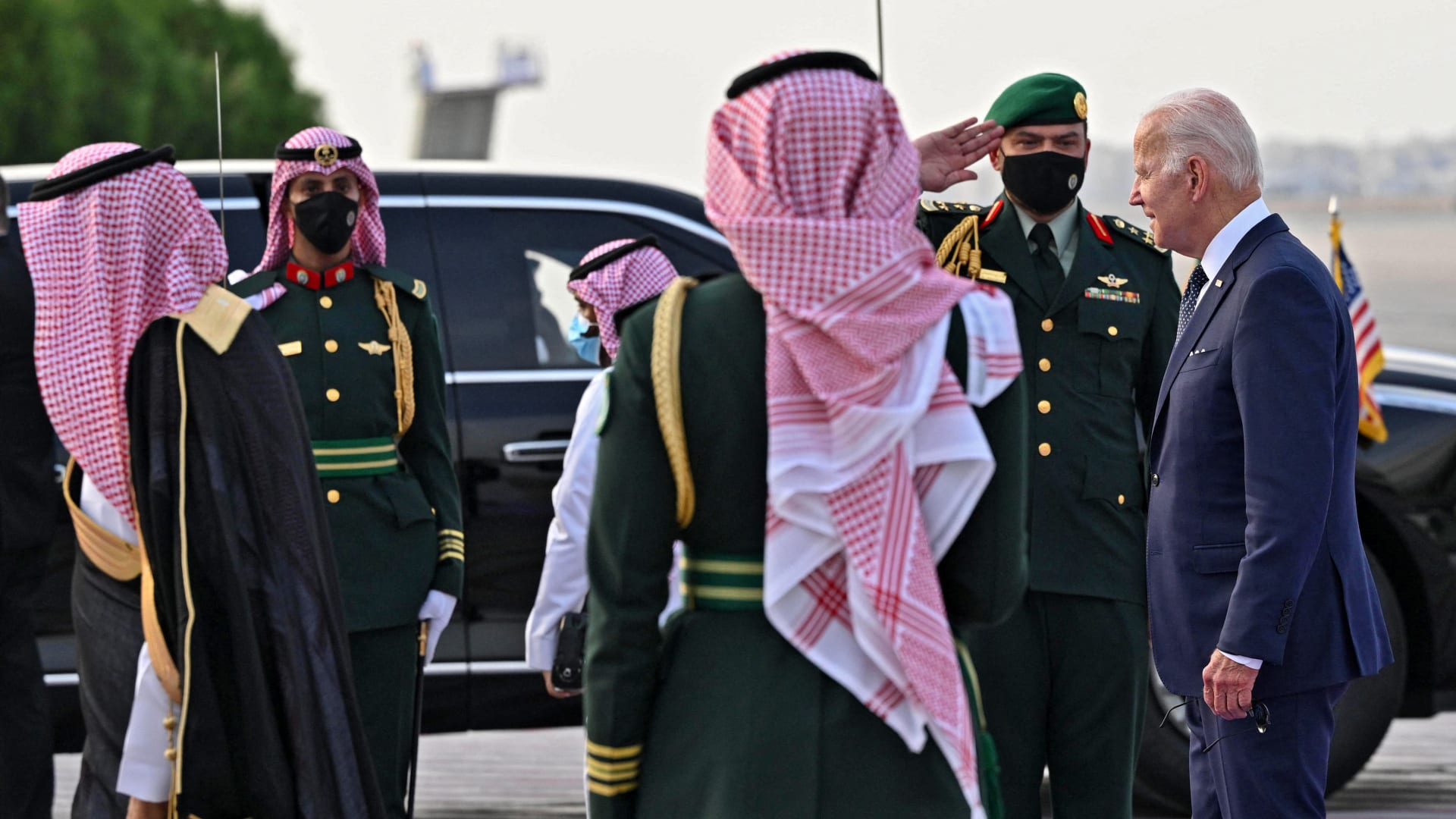 شاهد سير بايدن بجانب محمد بن سلمان قبيل مصافحة العاهل السعودي في قصر السلام