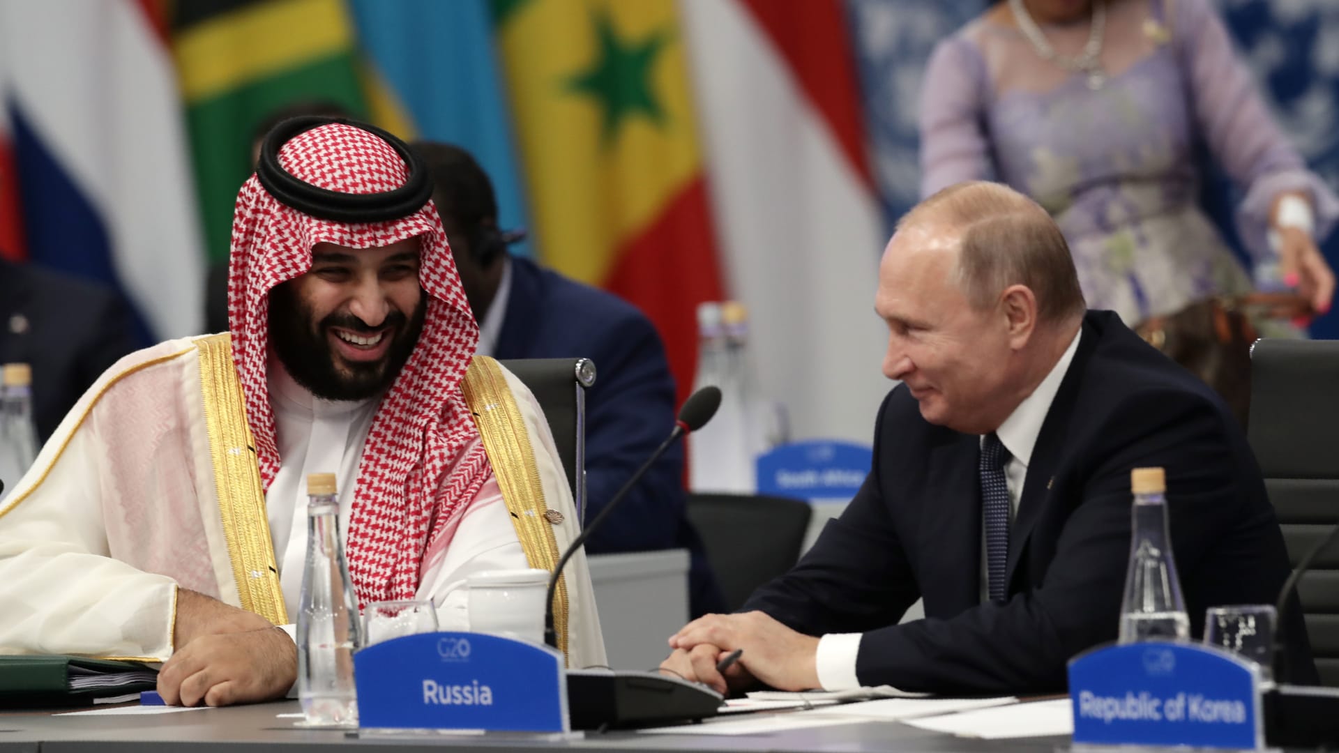 قبيل اجتماع لأوبك+.. بوتين يبحث مع ولي عهد السعودية "استقرار سوق النفط" 