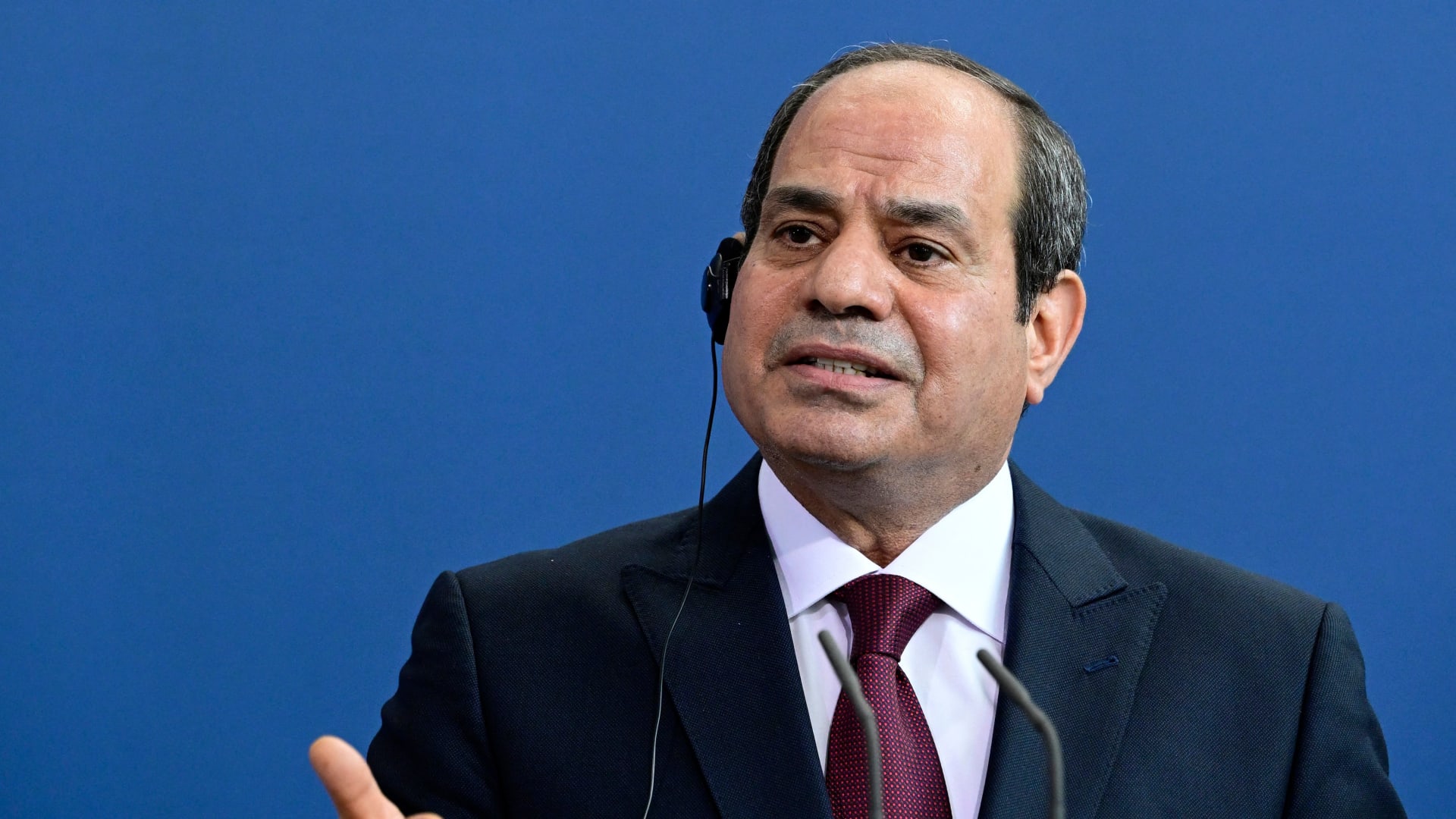 السيسي يرد على ما أثير حول "بيع قناة السويس".. ويعترف بـ"ظروف صعبة" يعيشها المصريون