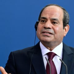 الرئيس المصري يرد على منتقدي اهتمامه ببناء الكباري.. ويوضح السبب