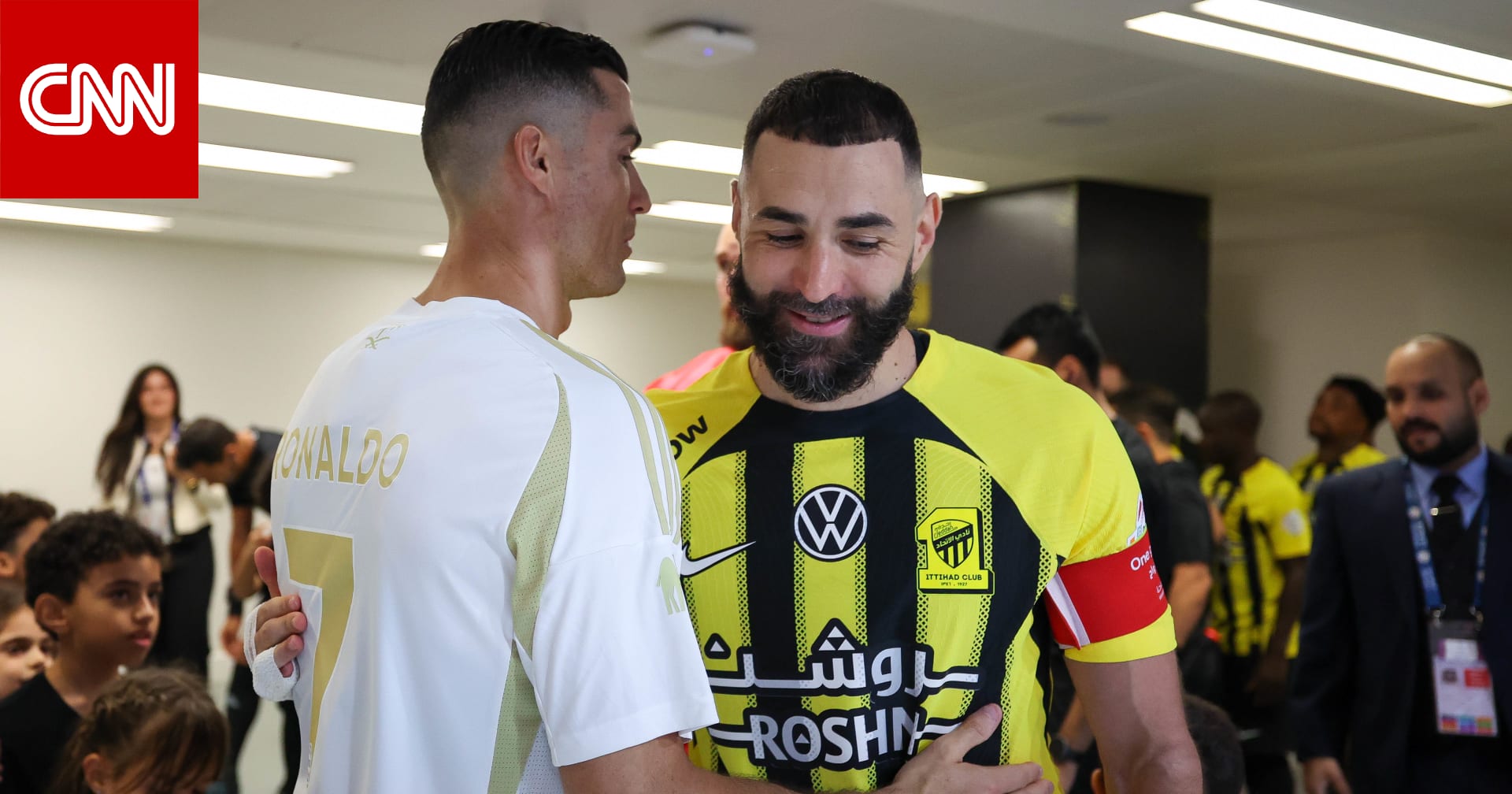 ماذا فعل رونالدو عند رؤيته بنزيما خلال مباراة النصر والاتحاد؟