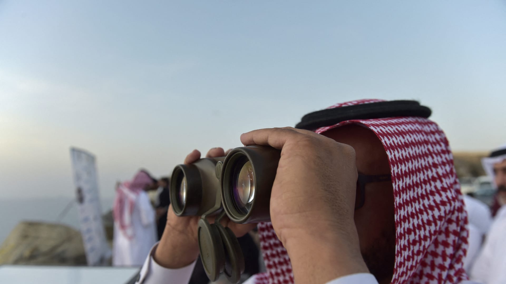 مواطن سعودي يثير تفاعلا لحلقه شاربه بعد خسارته رهانًا حول موعد عيد الفطر