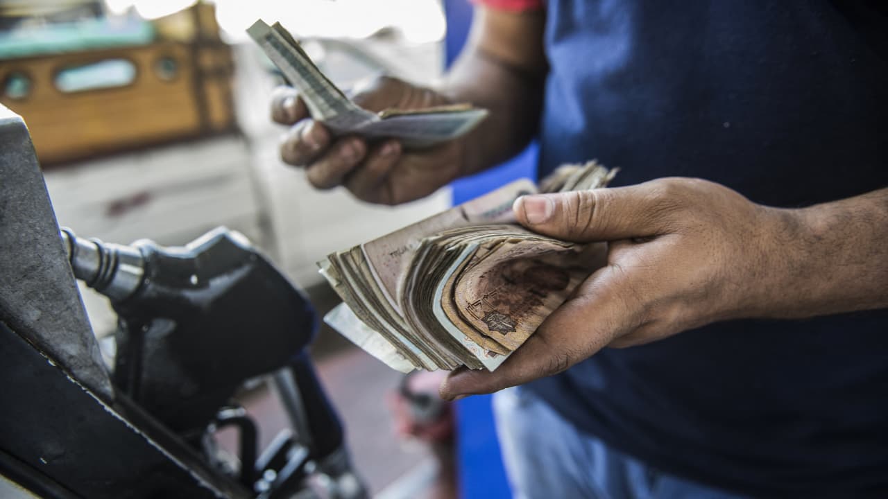 الحكومة المصرية تقترب من إنهاء دعم الوقود في 2025.. ما تعليق الخبراء؟