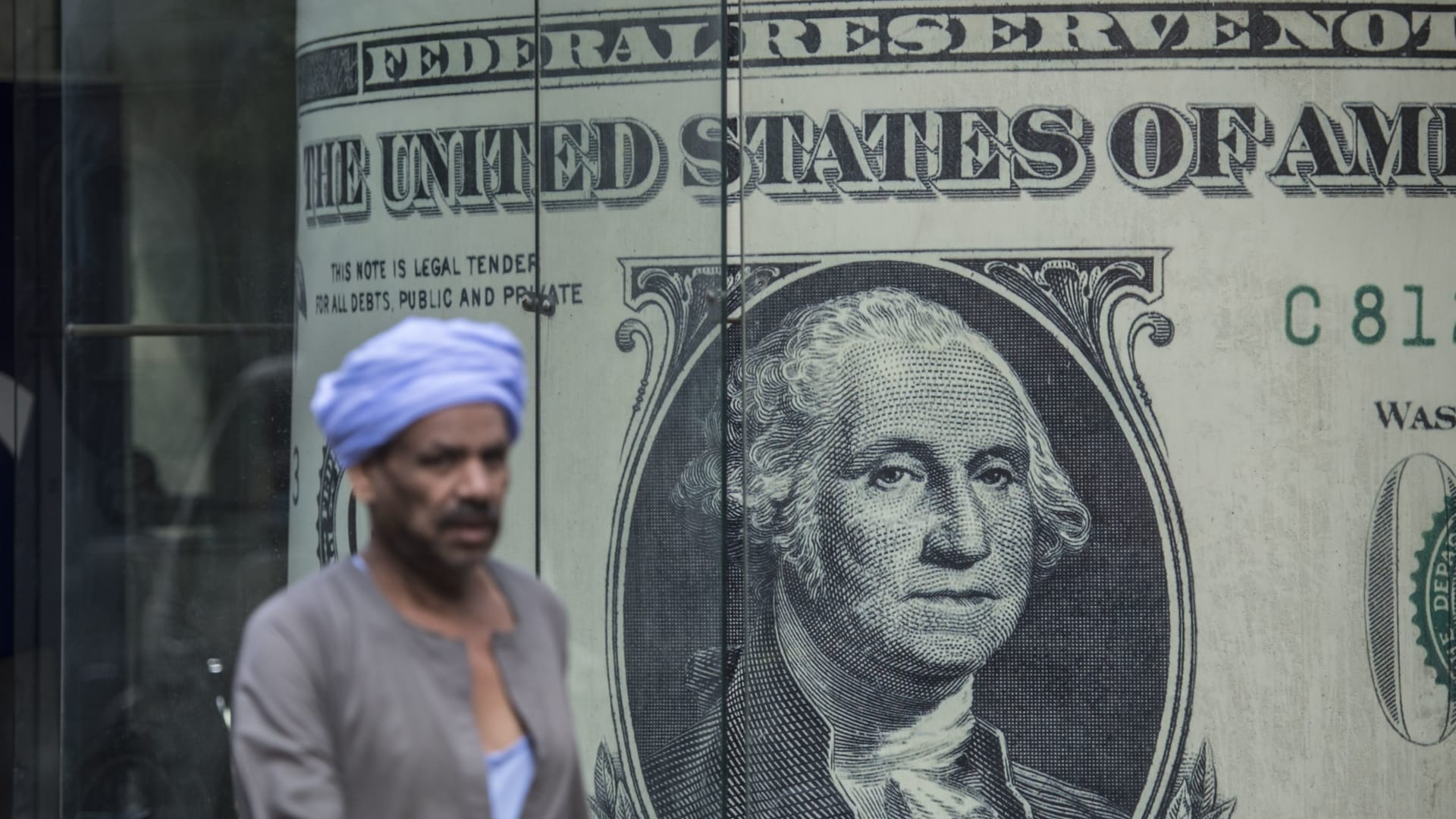 مصر ترفع سعر "الدولار الجمركي".. ومسؤول يوضح الأسباب