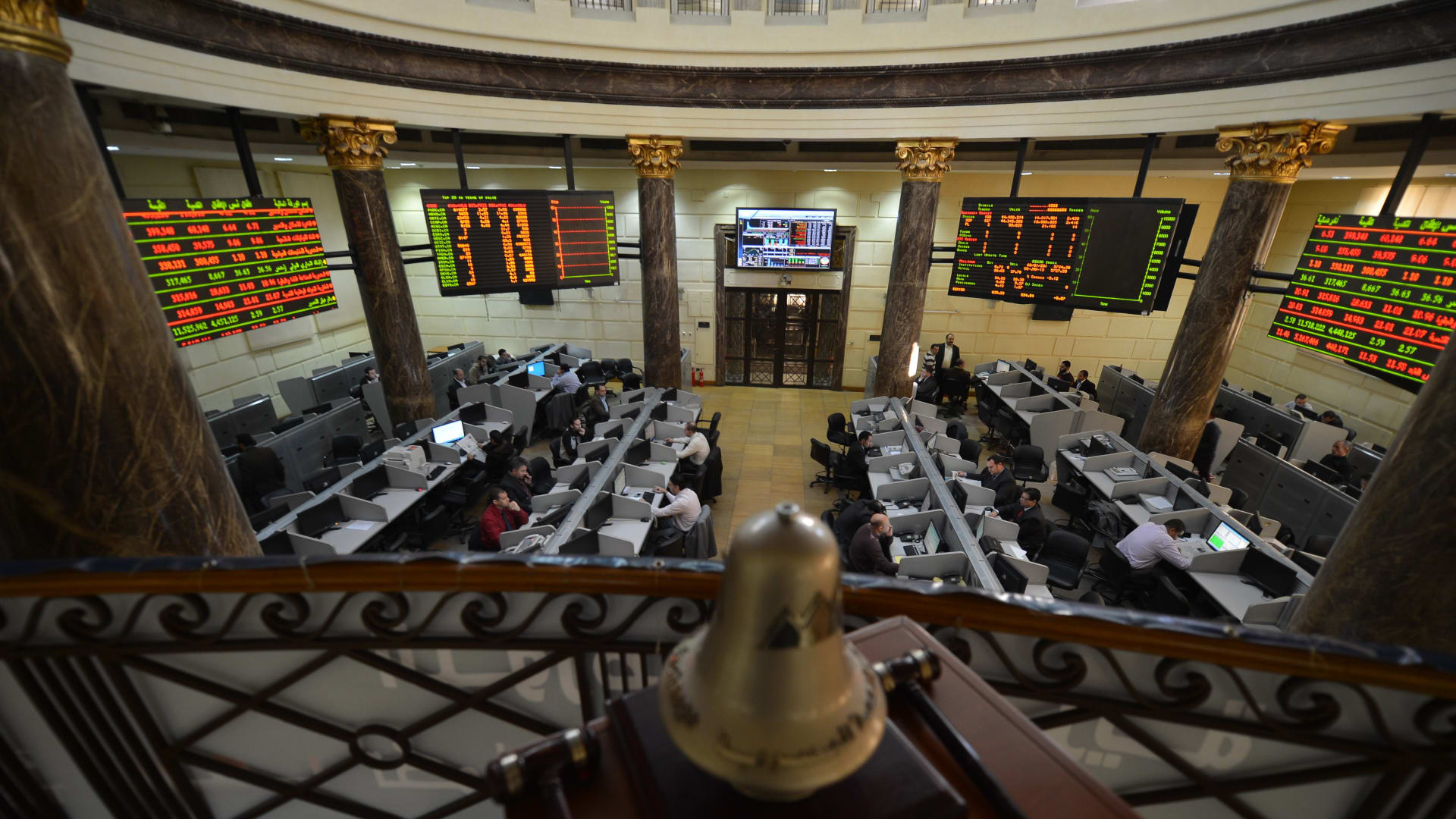 البورصة المصرية تواصل نزيف الخسائر.. وخبراء يعلقون