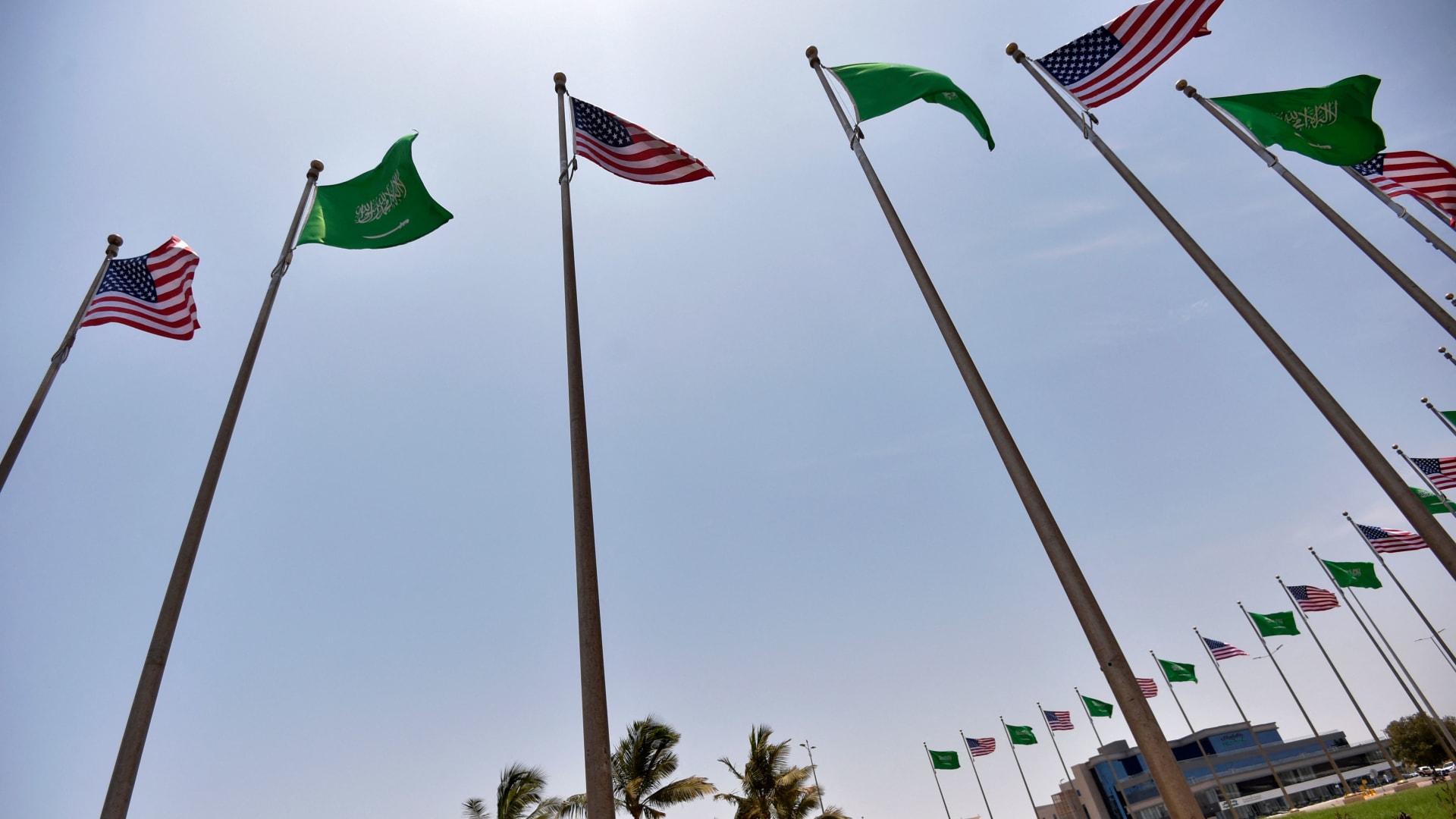 لماذا ستخفف أمريكا من القيود على بيع الأسلحة إلى السعودية؟.. مصادر ترد