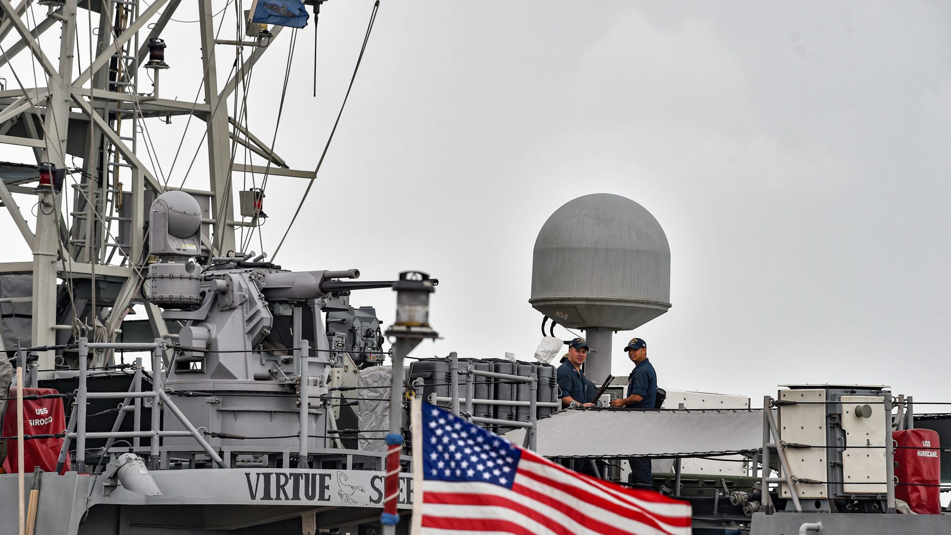 بحارة البحرية الأمريكية على متن سفينة دورية أثناء رسوهم في مقر قيادة الأسطول الأمريكي الخامس في العاصمة البحرينية المنامة - 17 ديسمبر 2019