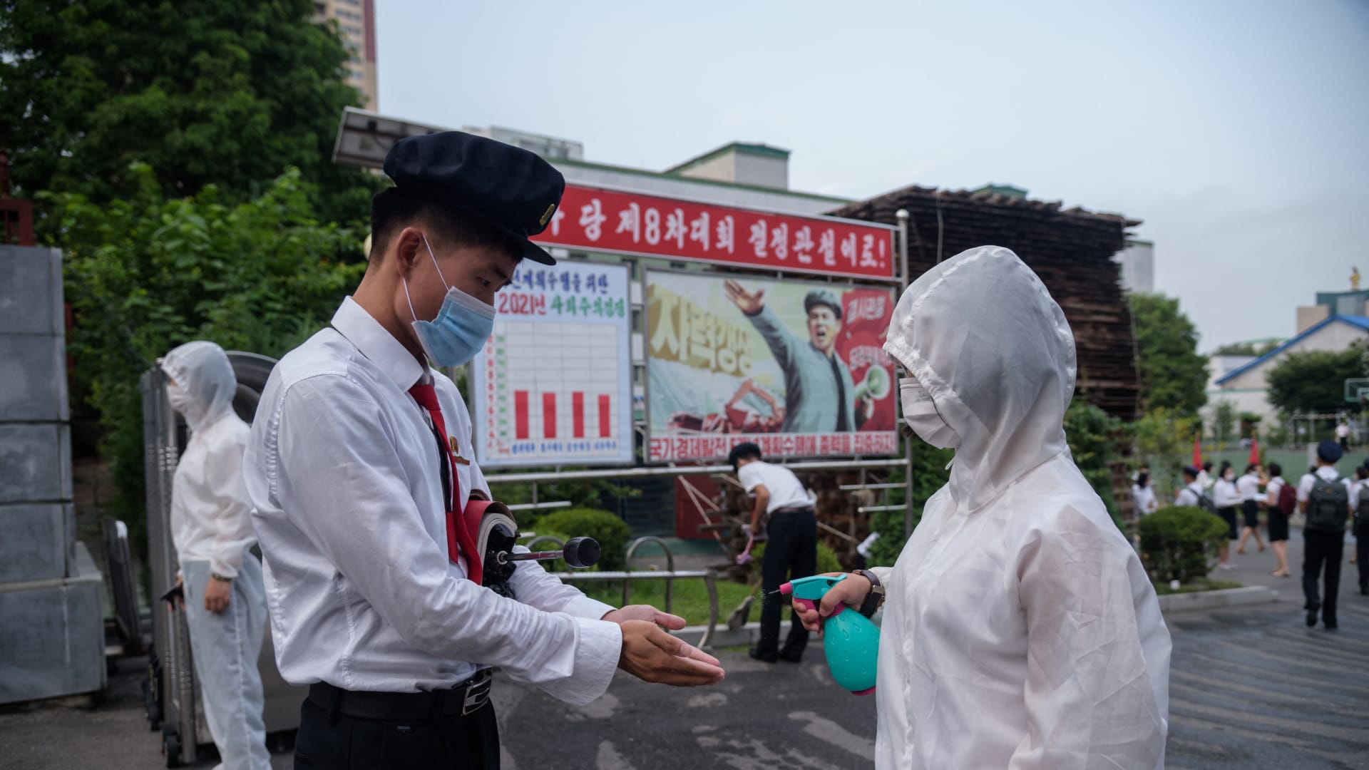 طالب جامعي في بيونغ يانغ يحصل على مطهر يدين قبل دخول الحرم الجامعي