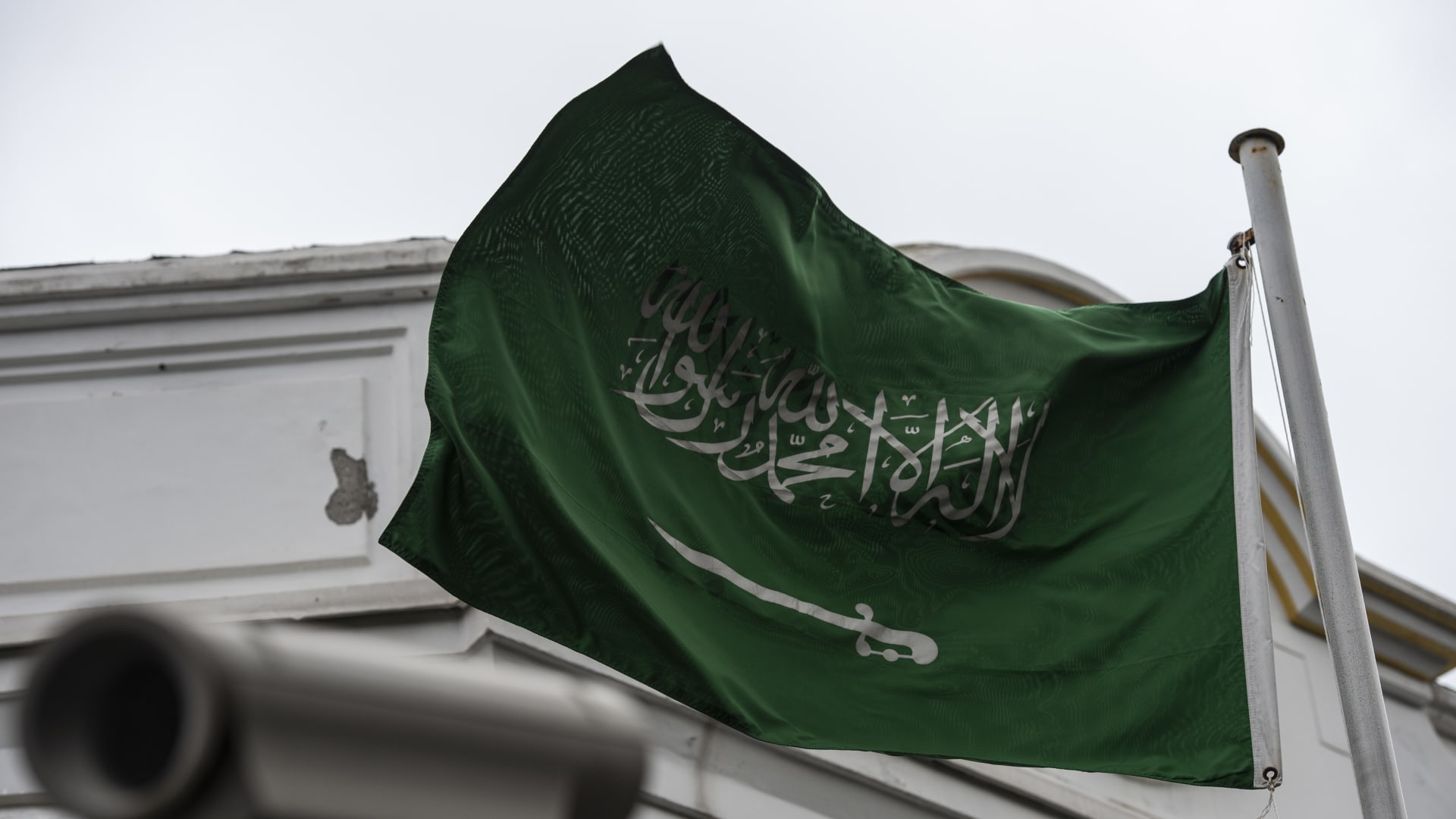 مقتل سعودي في الضاحية الجنوبية لبيروت.. وسفير الرياض يعيد نشر تغريدة تكشف أنه "معارض" ويعلق على الحادثة