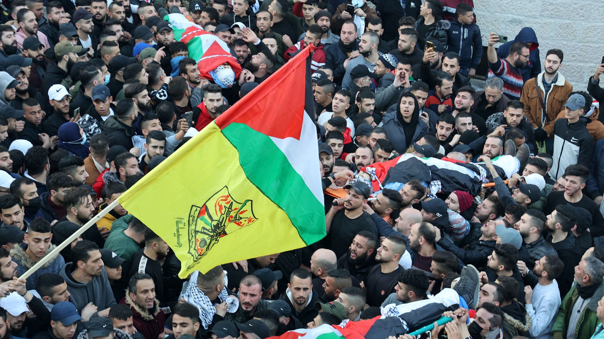 مشيعون يحضرون جنازة ثلاثة فلسطينيين قتلوا برصاص القوات الإسرائيلية خلال مداهمة ما وصفته إسرائيل بـ "خلية إرهابية"، في 8 فبراير 2022 في مدينة نابلس بالضفة الغربية.