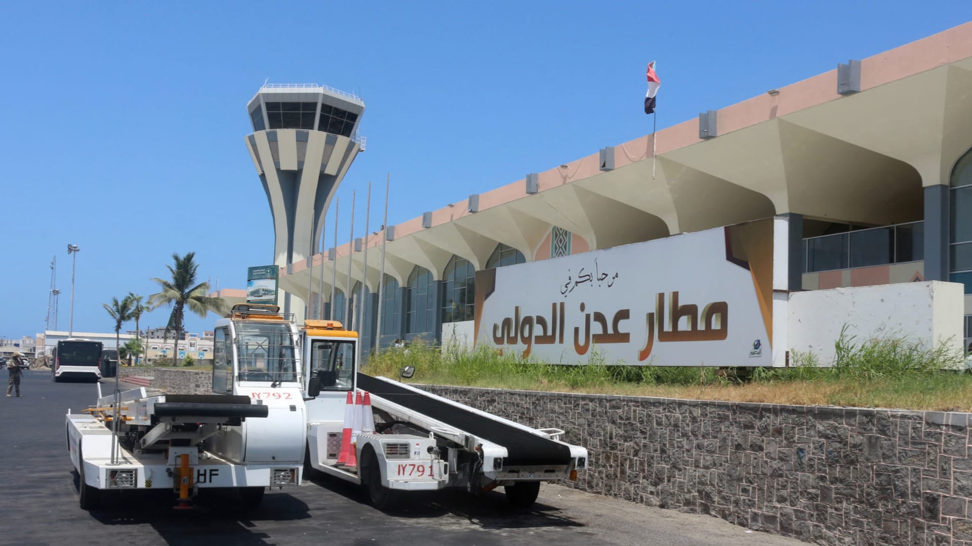 الشرطة اليمنية تعلن "استهداف مطار عدن بصاروخين حوثيين"