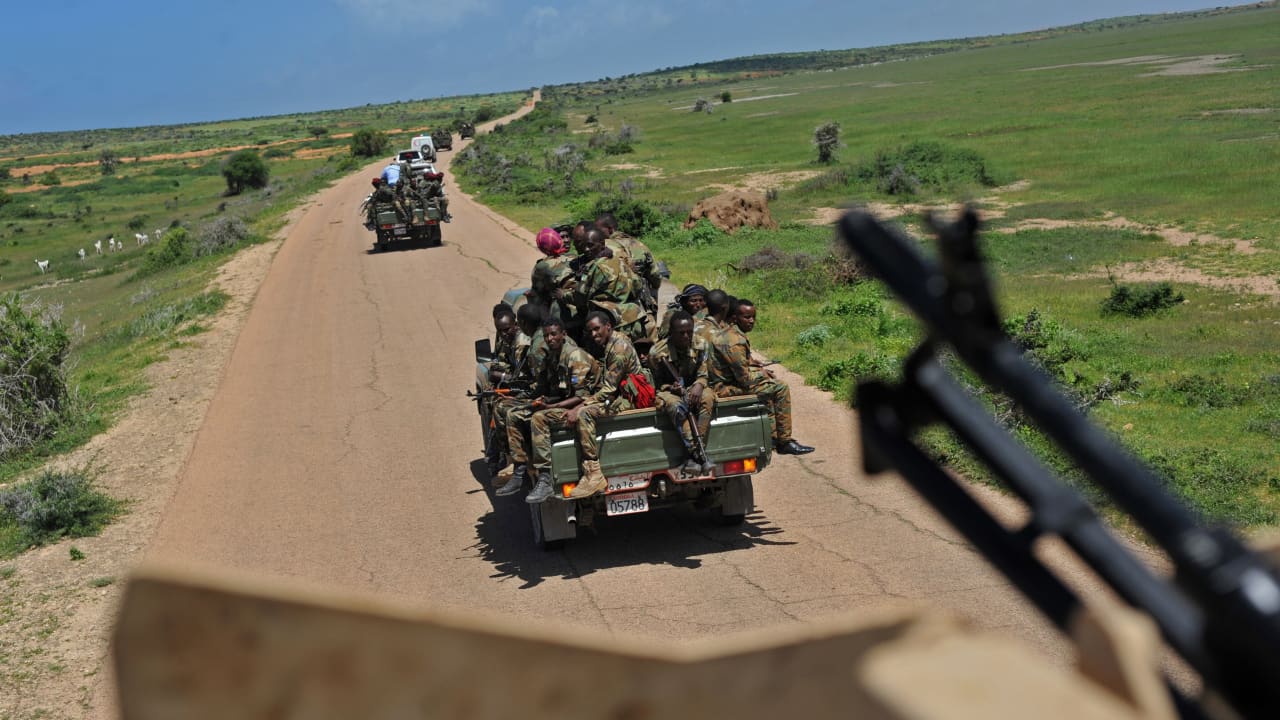 قائد صومالي: مسلحو حركة الشباب يهاجمون قاعدة عسكرية كبيرة للاتحاد الأفريقي
