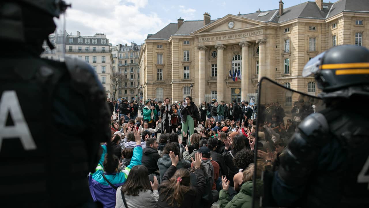فرنسا.. شرطة باريس تفض احتجاجات مؤيدة للفلسطينيين في جامعة السوربون