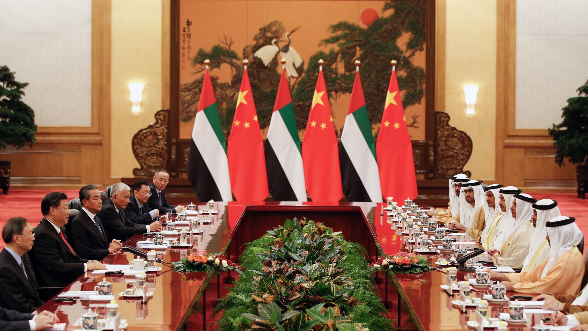 محمد بن زايد يبحث مع وزير خارجية الصين سبل توسيع الشراكة بين البلدين