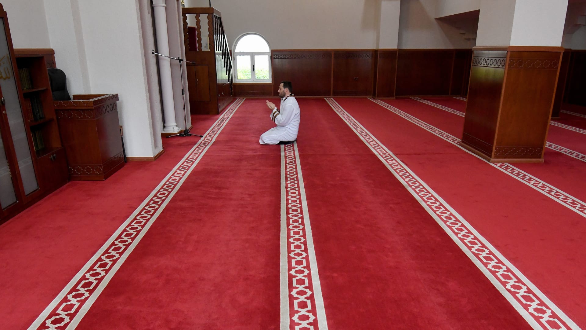 صورة تعبيرية لإمام مسجد