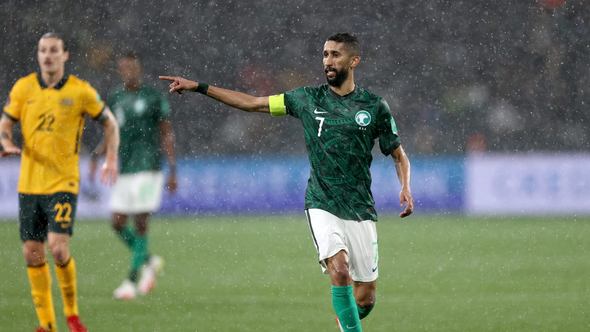 ردود فعل متباينة وقلق بسبب إصابة سلمان الفرج بعد فوز السعودية على آيسلندا