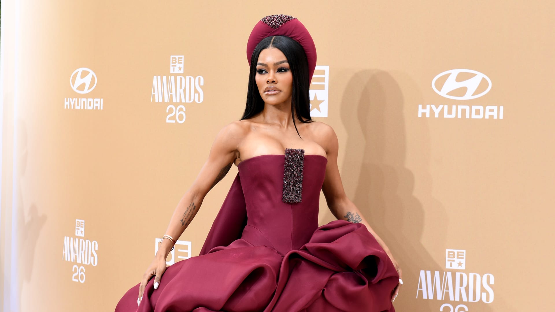 تنورة تيانا تايلور الضخمة تخطف الأنظار في حفل جوائز BET Awards 2026