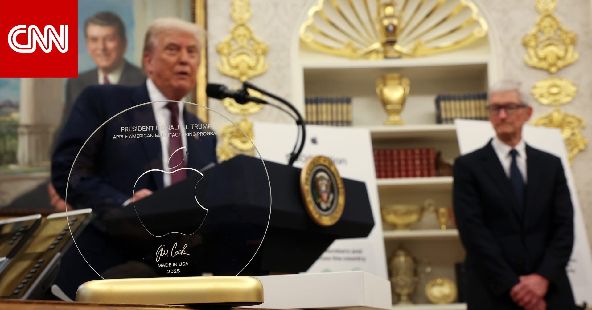 الرئيس التنفيذي لـ”آبل” يقدم هدية ”رمزية” لترامب: لوح زجاجي مثبت على قاعدة ذهبية عيار 24