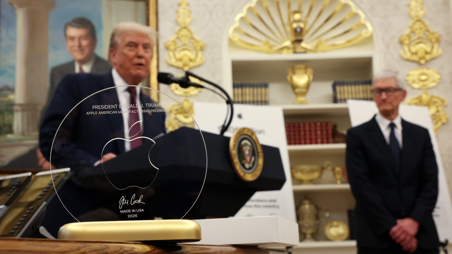 الرئيس التنفيذي لـ"آبل" يقدم هدية "رمزية" لترامب: لوح زجاجي مثبت على قاعدة ذهبية عيار 24