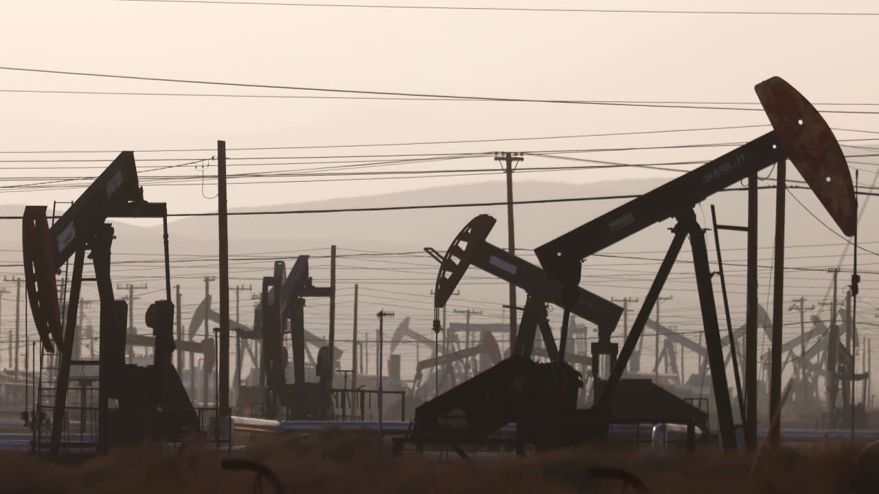 لماذا حذر بنك غولدمان ساكس من تمديد السعودية وروسيا لخفض إنتاج النفط؟