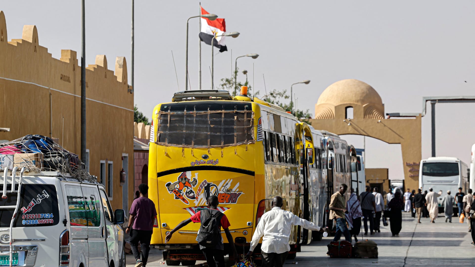كيف تبدو الرحلة التي يقطعها العالقون في الخرطوم للوصول إلى جدة؟ مراسل CNN يوضح