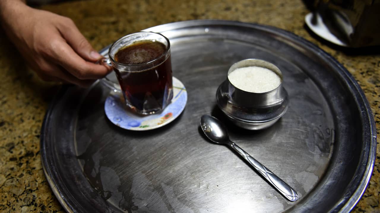 صورة أرشيفية لصينية بها كوبا من الشاي في مقهى بمصر 