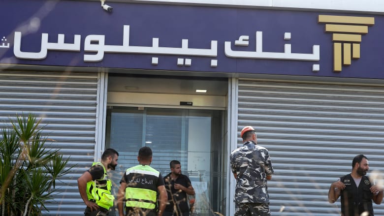 مودعون لبنانيون يتقحمون البنوك مرة أخرى في موجة جديدة من الاقتحامات