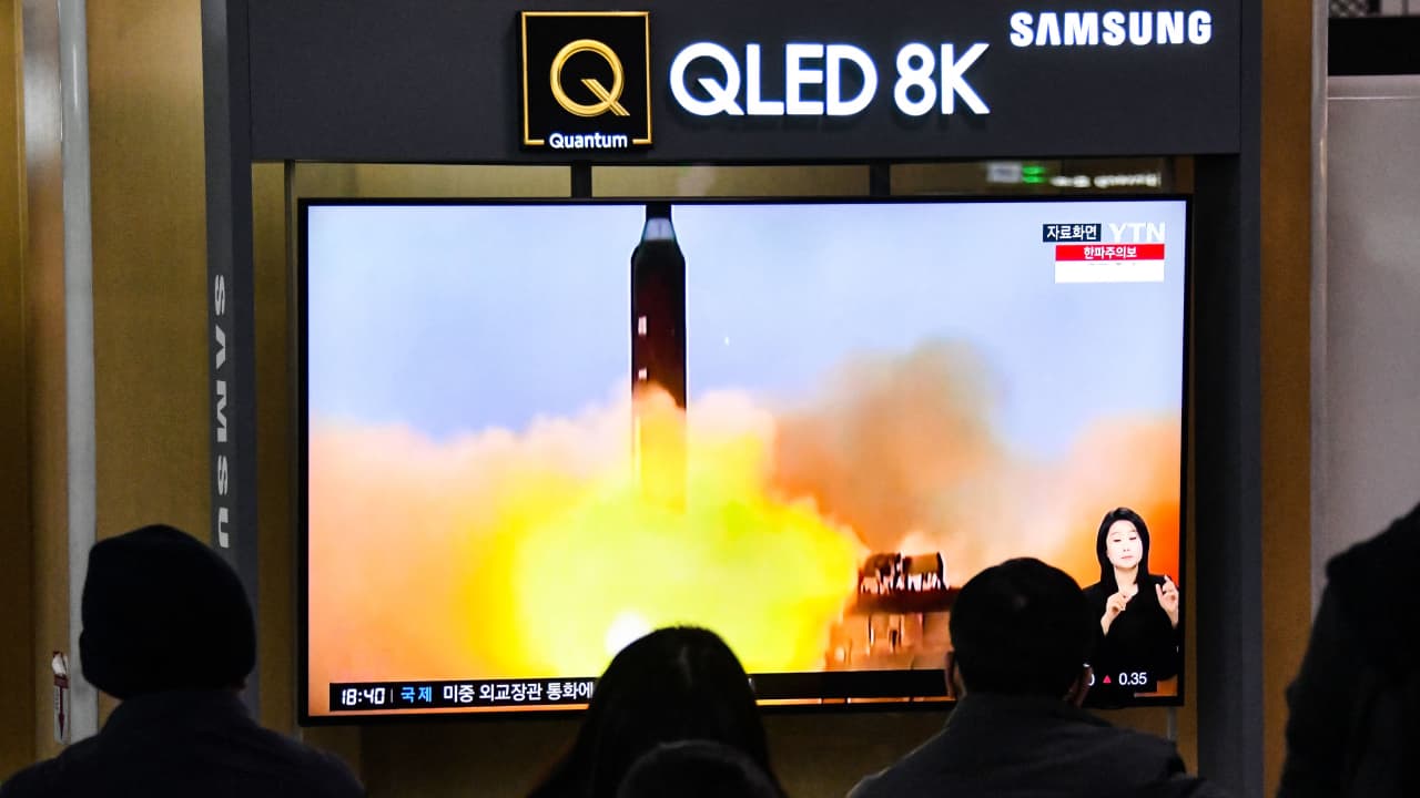 نشرة أخبارية في سيول تذيع خبرا عن إطلاق كوريا الشمالية صواريخ